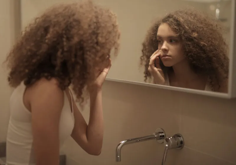 What Your Reflection Is Trying to Tell You: A Clinical Guide to Reading Skin, Eyes, Nails, and Tongue for Hidden Disease